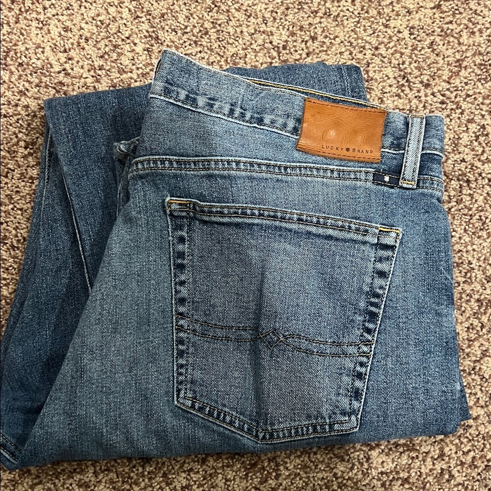 Light wash men’s 38x34 relaxed fit jeans